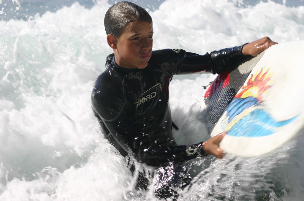 Marcos Pou, con traje de neopreno y tabla de bodyboard, entre la espuma de las olas